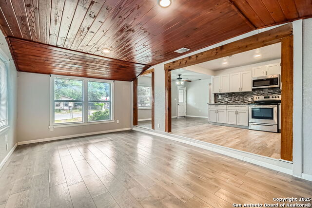 Listing photo id 5 for 1022 Vickers Ave