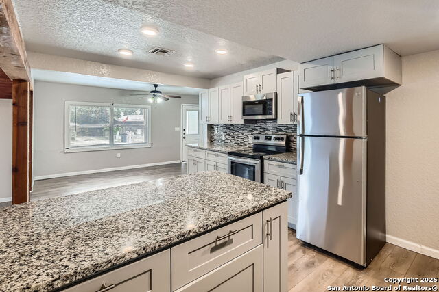 Listing photo id 7 for 1022 Vickers Ave