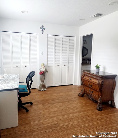 Listing photo id 13 for 6602 Peachtree