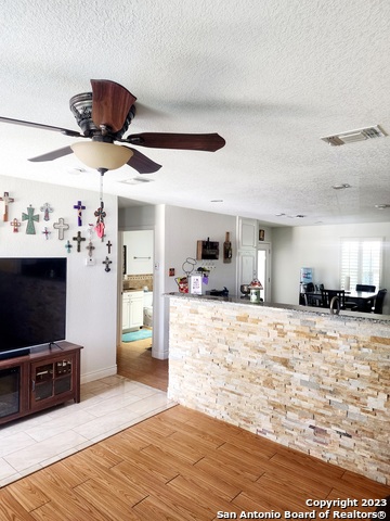 Listing photo id 3 for 6602 Peachtree