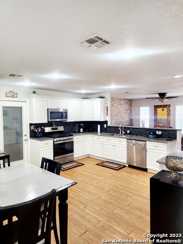 Listing photo id 7 for 6602 Peachtree