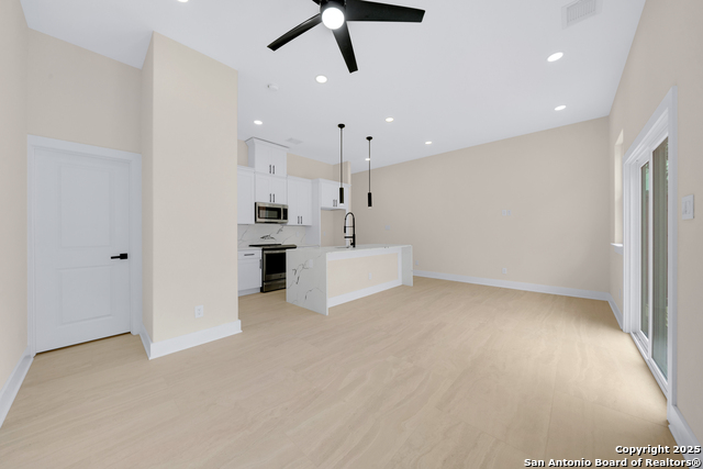 Listing photo id 4 for 11710 Vance Jackson Rd 702