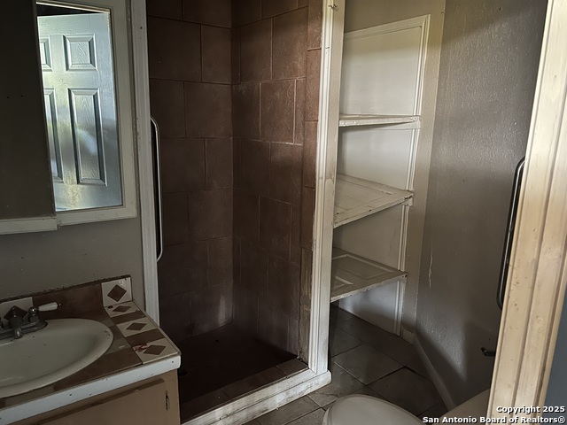 Listing photo id 7 for 822 High N 