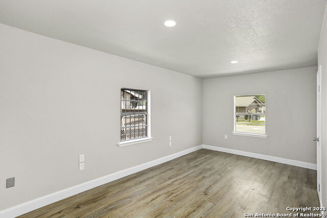 Listing photo id 12 for 8607 Falling Timber