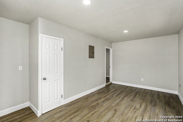 Listing photo id 15 for 8607 Falling Timber