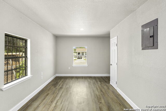 Listing photo id 16 for 8607 Falling Timber