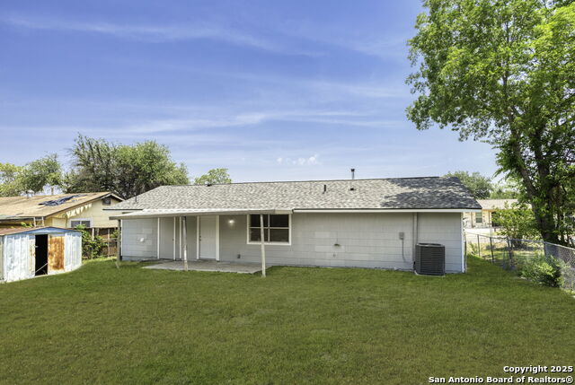 Listing photo id 17 for 8607 Falling Timber
