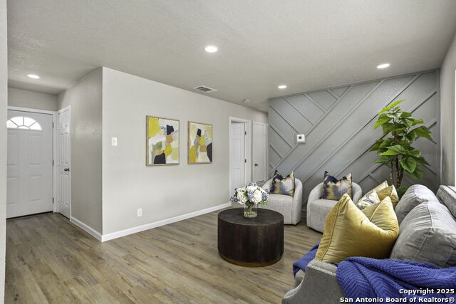 Listing photo id 3 for 8607 Falling Timber