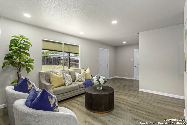 Listing photo id 4 for 8607 Falling Timber