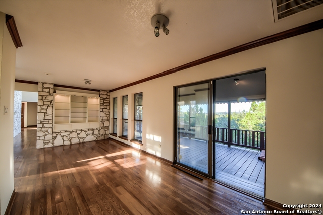 Listing photo id 11 for 8705 Mountain Top