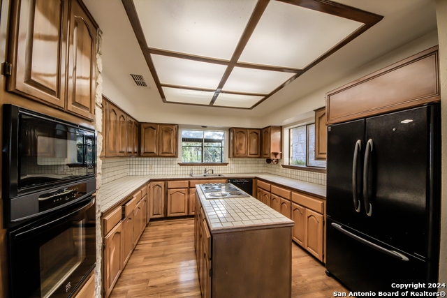 Listing photo id 12 for 8705 Mountain Top