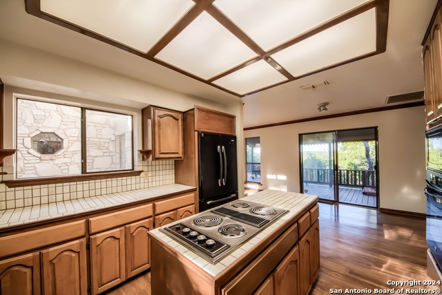 Listing photo id 14 for 8705 Mountain Top