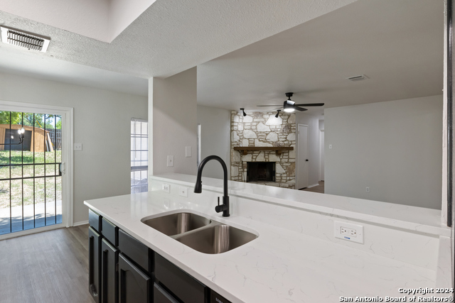 Listing photo id 3 for 1102 Fillmore Dr