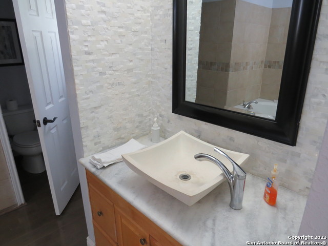 Image 18 of 31 For 2221 Lakewood Dr