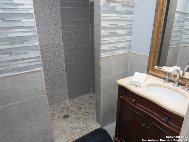 Image 30 of 31 For 2221 Lakewood Dr