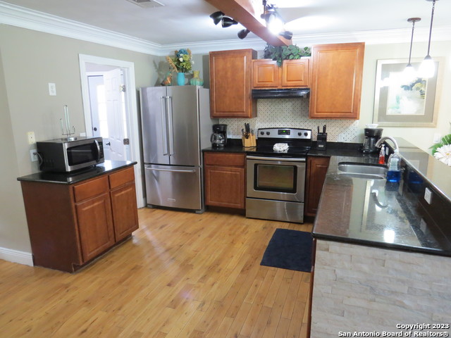 Image 5 of 31 For 2221 Lakewood Dr