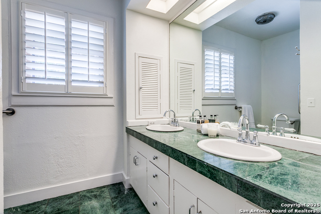 Listing photo id 15 for 315 Lullwood W