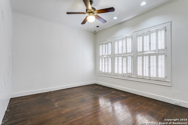 Listing photo id 17 for 315 Lullwood W