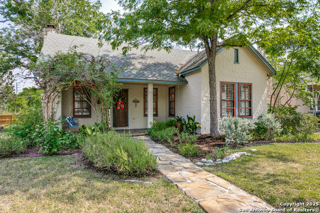 Listing photo id 0 for 315 Lullwood W