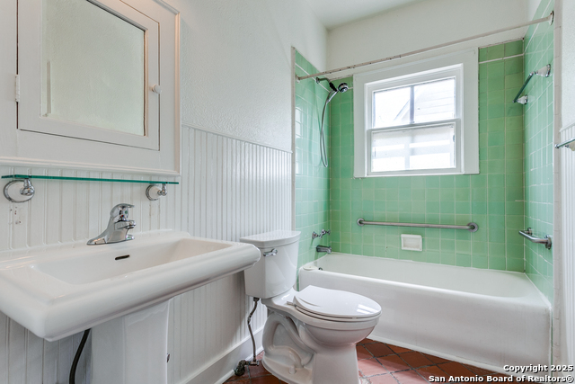 Listing photo id 18 for 315 Lullwood W