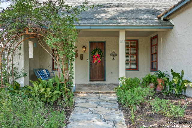 Listing photo id 1 for 315 Lullwood W