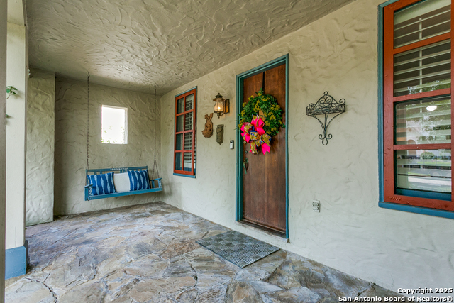 Listing photo id 2 for 315 Lullwood W