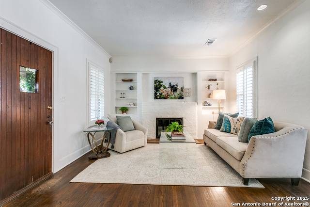 Listing photo id 4 for 315 Lullwood W