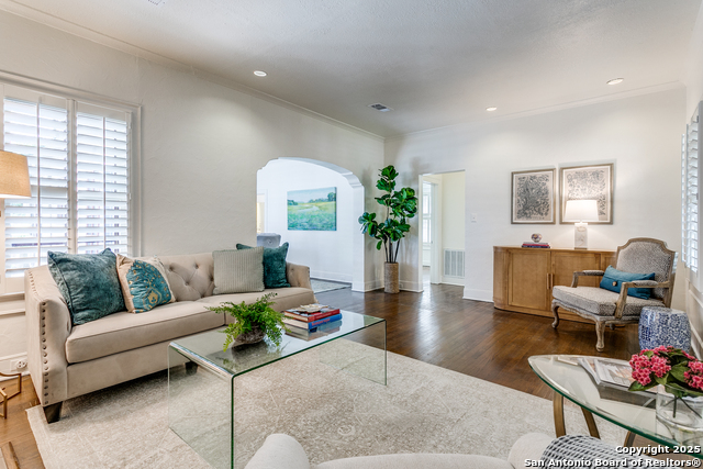 Listing photo id 6 for 315 Lullwood W