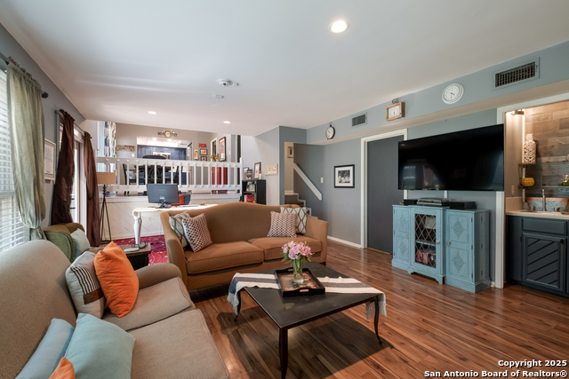 Listing photo id 9 for 2930 Low Oak St