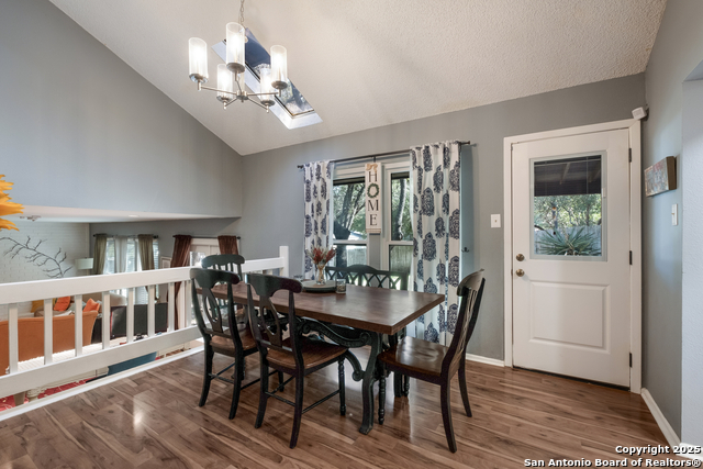 Listing photo id 11 for 2930 Low Oak St