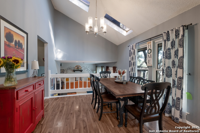 Listing photo id 12 for 2930 Low Oak St