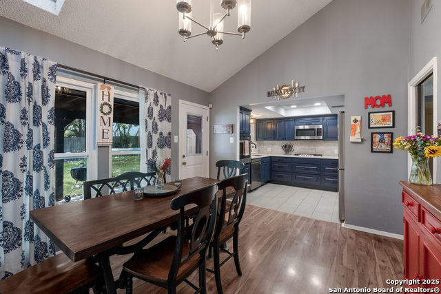 Listing photo id 13 for 2930 Low Oak St