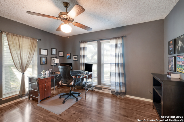 Listing photo id 4 for 2930 Low Oak St