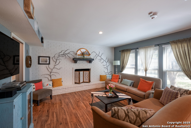 Listing photo id 5 for 2930 Low Oak St