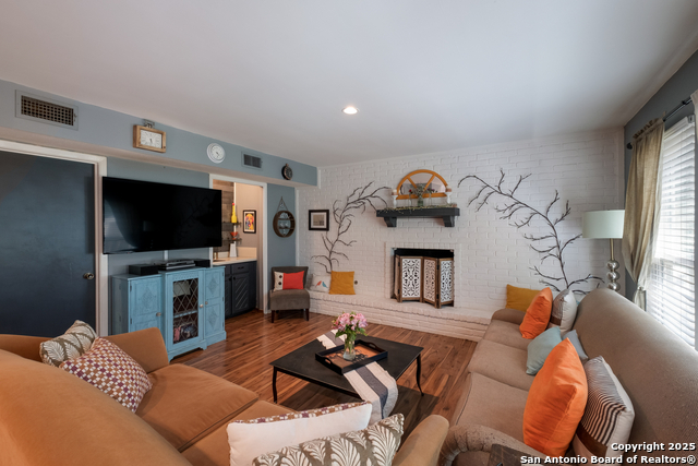 Listing photo id 6 for 2930 Low Oak St