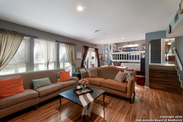 Listing photo id 7 for 2930 Low Oak St