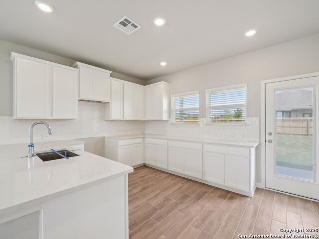 Listing photo id 1 for 10226 King Robert