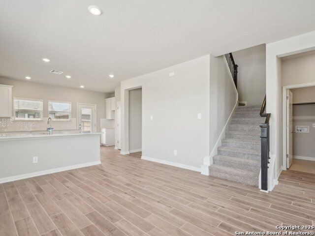 Listing photo id 3 for 10226 King Robert