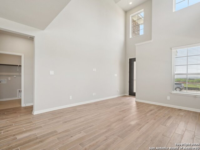 Listing photo id 5 for 10226 King Robert