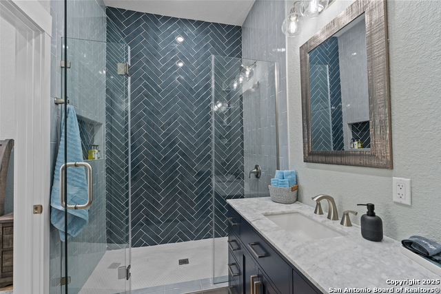 Image 22 of 24 For 127 Whittier St E