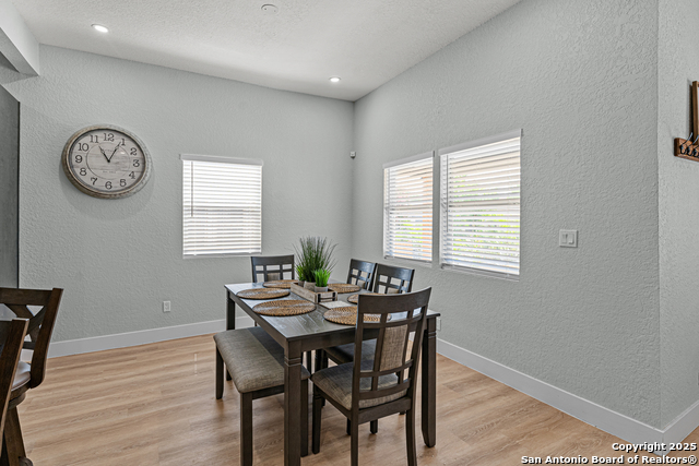 Image 4 of 24 For 127 Whittier St E