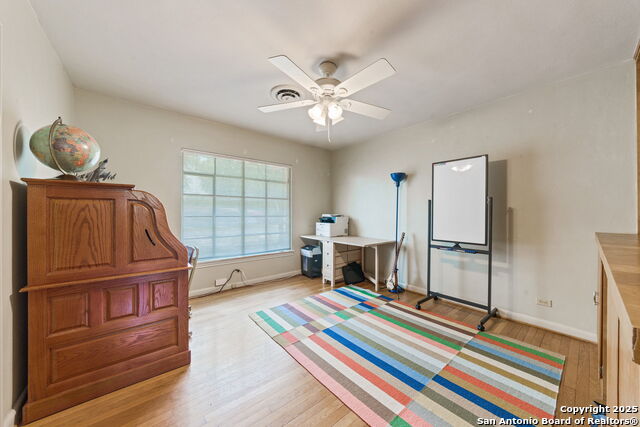 Image 21 of 37 For 219 Sunshine Dr E