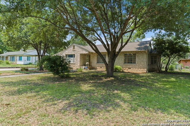 Image 4 of 37 For 219 Sunshine Dr E