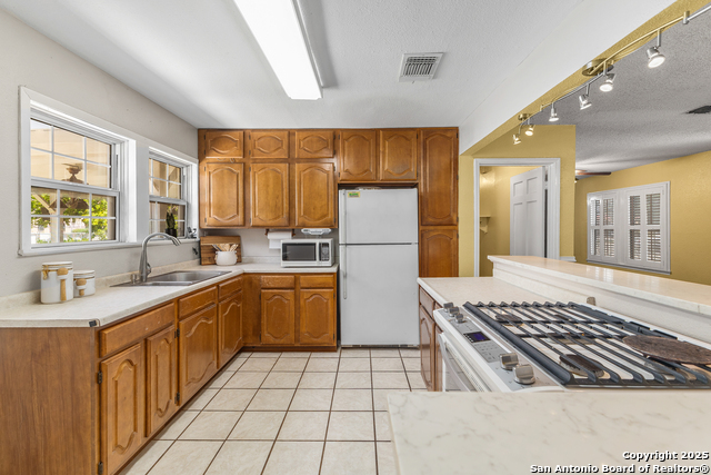 Listing photo id 4 for 1605 Winnipeg W