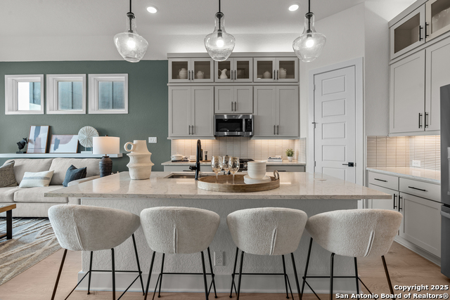 Image 12 of 31 For 20675 Huebner Rd Unit 707
