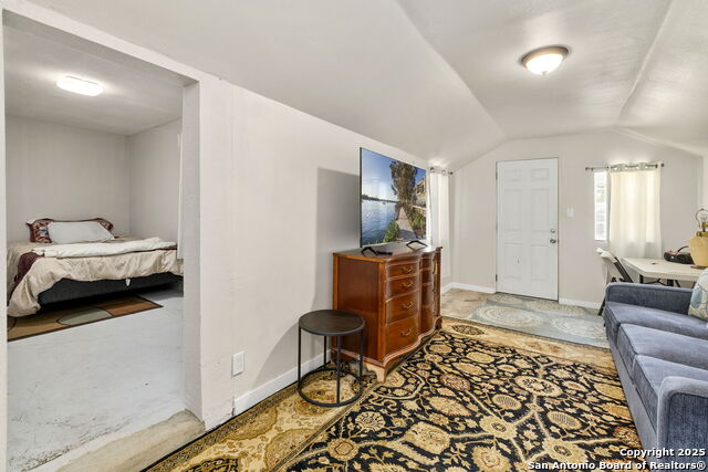 Listing photo id 17 for 942 Mcilvaine