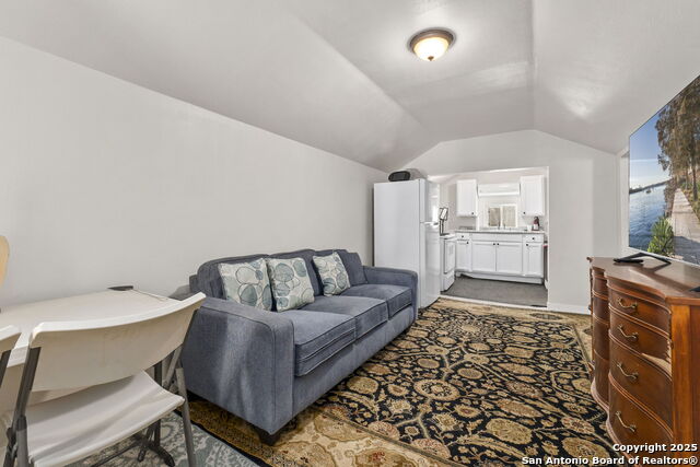 Listing photo id 18 for 942 Mcilvaine