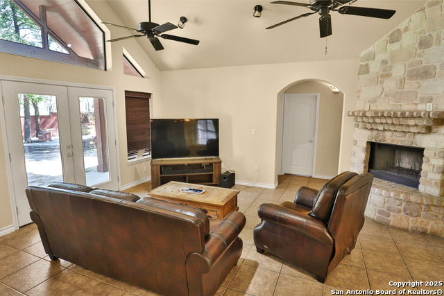 Listing photo id 3 for 118 Willow Creek