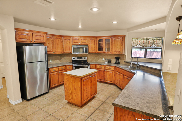 Listing photo id 5 for 118 Willow Creek