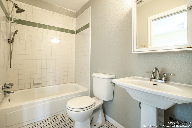 Listing photo id 15 for 1723 Kings W